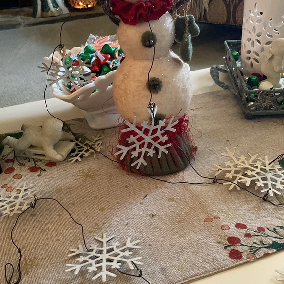 Metal snowflakes on wire, so vintage!❄️❄️❄️ 60” long❤️❄️💚🎄🎁😍👍🏻 - Picture 2 of 3